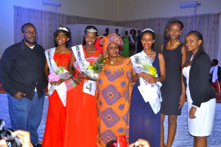 Nyampinga n'ibisonga bye hamwe n'abari bagize akanama gatanga amanota.
