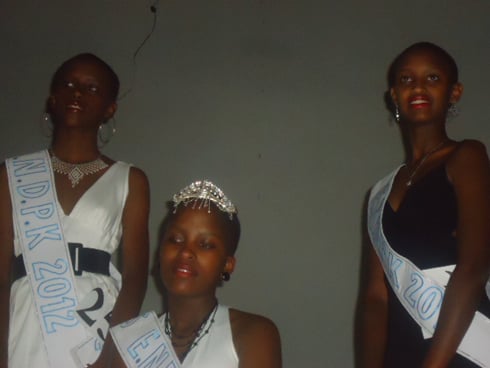 Nyampinga Ndayishimiye Odile akikijwe na Sanny Ntaganira (igisonga cya mbere ibumoso) n