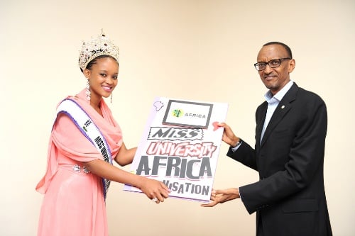 Nyampinga Rorisang Molefe ashyikiriza Perezida Kagame impano yagenewe n'urubyiruko rwa Afurika.