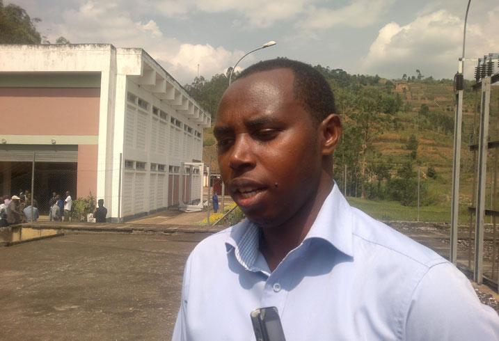 Nyamvumba Robert yijeje Minisitiri w'intebe ko urugomero rwa Rugezi rutangira gukora bitarenze ukwezi kwa 10 mu mwaka wa 2014.