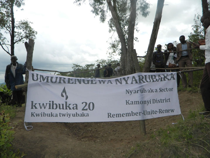 Aha hazengurukije uruzitiro ni icyobo cyajugunwemo abana b'abahungu b'Abatutsi bahungiraga i Kabgayi.