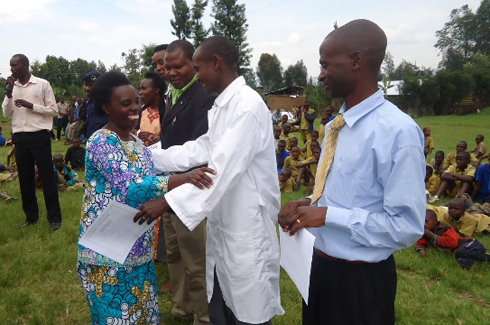 Nyirabirori yahawe ishimwe nk'umwarimu wabaye indashyikirwa.