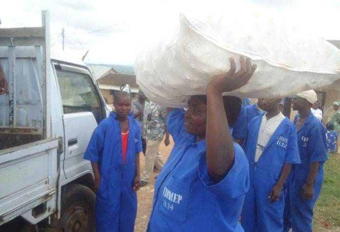 Nyiramondo yikorera imizigo akayipakira imodoka kimwe n'abagabo.