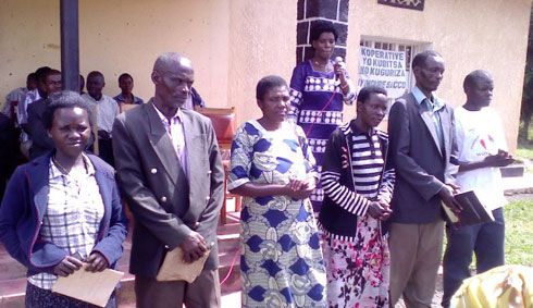 Nyiransabimana Foibe (wo hagati) ari kumwe na bamwe mu bakorerabushake bigisha abaturage gusoma, kubara no kwandika mu murenge.