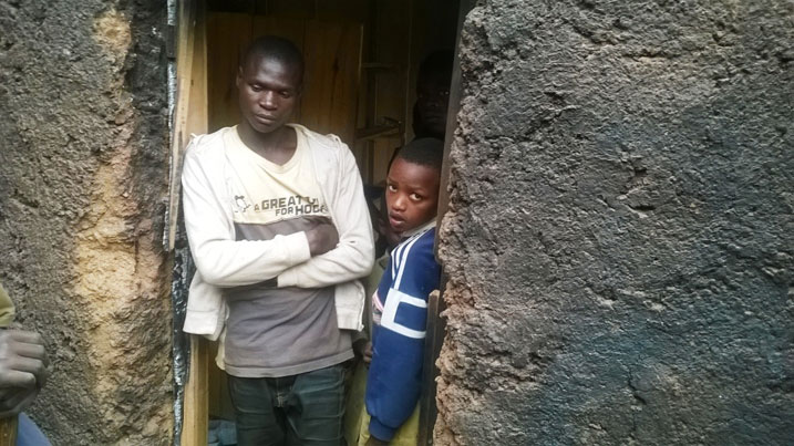 Nyiri inzu yahiye ntazi icyo abo banyeshuri bamubikije ibikoresho bazamutegeka ariko na we akavuga ko ari impanuka kuko n'ibye byahiriyemo.