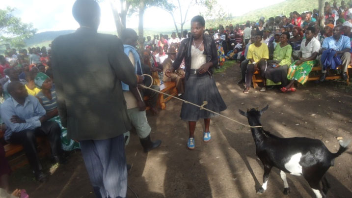 Aha Nyirinkindi yakiraga utungo ariha umwana we ngo arishyitse mu rugo.