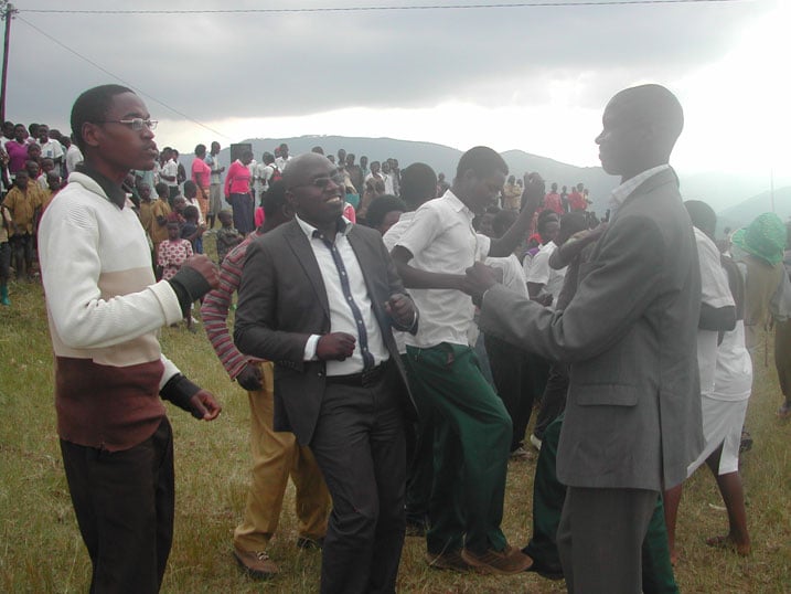 Nyuma abayobozi bafashe umwanya wo kwidagadurana n'urubyiruko.