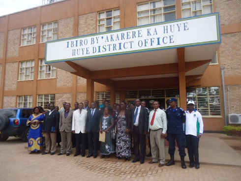 Nyuma y'amatora, abajyanama bose ndetse n'abandi bari bahari bafashe ifoto y'urwibutso imbere y'ibiro by'Akarere ka Huye.