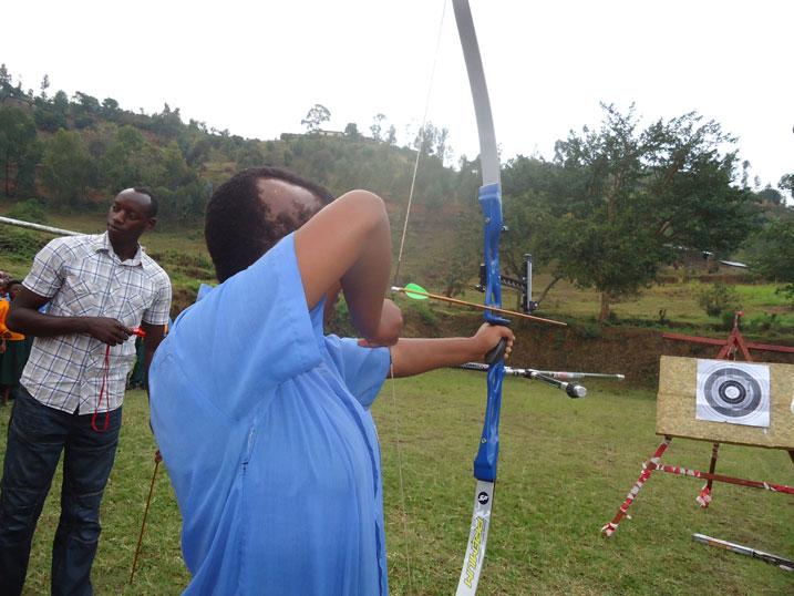 Nyuma y'ibiganiro byo gutangiza Olympic Week abanyeshuri banigishijwe gukina imikino mushya. Uyu mukobwa yigaga kumasha.