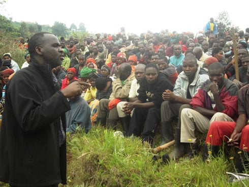 Nyuma y'umuganda Minisitiri Kamanzi yaganiriye n'abaturage abashishikariza kunga ubumwe no kwamagana uwagerageza kubatandukanya.