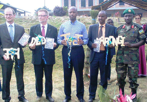 Nyuma yo gutaha ibikorwa, abayobozi bahawe impano zirimo ibihangano byabajwe. 