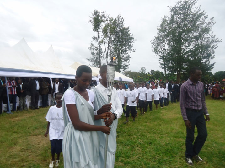 Nyuma yo kwakira uru rumuri rwatambagijwe imbere y'imbaga maze barwakirana ubwuzu.