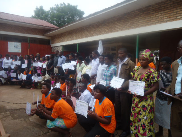 Nyuma yo kwiga kudoda no gutunganya imisatsi n
