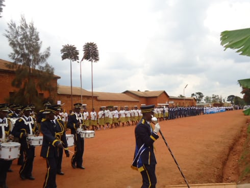 Nyuma ya misa, ibirori byabimburiwe na defile.