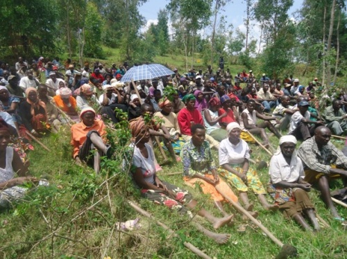 Nyuma yo guhinga abaturage bicajwe hamwe bagirwa inama yo kurwanya indwara ziterwa n'imirire mibi.