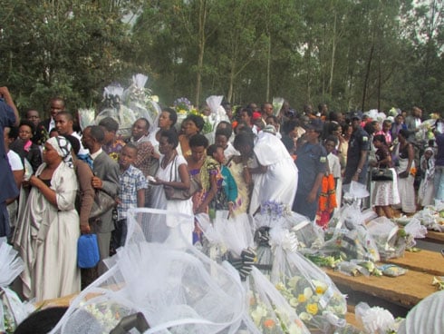 Nyuma yo gushyingura mu cyubahiro hashyizwe indabo ku rwibutso n'imbaga yari yitabiriye iki gikorwa ari benshi.
