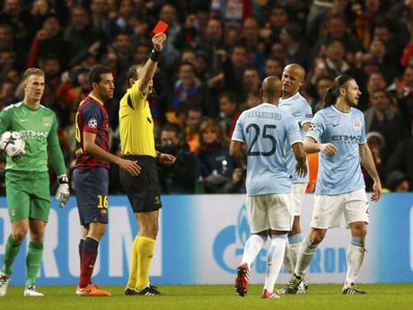Nyuma yo gutega Messi mu rubuga rw'amahina Umukinnyi Demichelis wa Manchester City byamuviriyemo ikarita itukura no kutazakina umukino wo kwishyura.