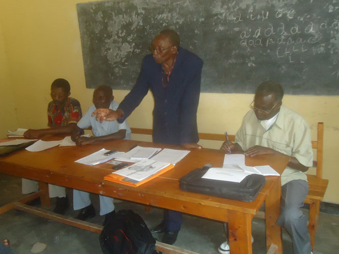 Nzabahimana Felix umunyamabanga w'umuryango Nyarwanda wa bari muri pension mu nama n'abanyamuryango bo mu karere ka Ruhango.