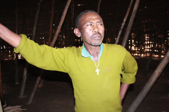 Nzabanita Jean Damascene waturutse mu karere ka Kayonza ategereje guhembwa ngo atahe.