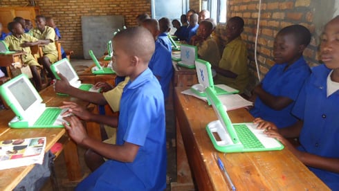 Etiyopiya yaje kwigira ku Rwanda uko yakoresha ikoranabuhanga mu kwigisha abana bayo. REB iremeza ko mu Rwanda abanyeshuri 16 basangira mudasobwa imwe mu mashuri abanza.
