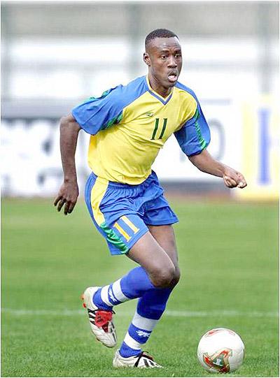 Olivier Karekezi muri 2004 ubwo yakiniraga Amavubi mu gikombe cya Afurika muri Tuniziya.