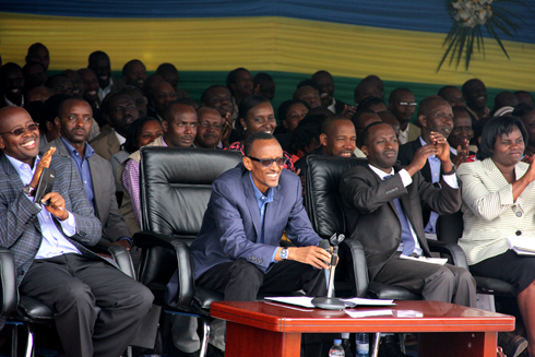 Perezida Paul Kagame ubwo yaganiraga n'abaturage ba Nyamagabe, barimo n'abamusabye kuzakomeza kubayobora.