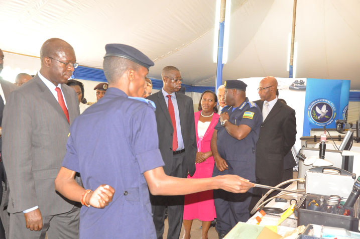 Minisitiri w'Intebe, Anastase Murekezi, n'abandi bayobozi berekwa bimwe mu bikoresho biri mu imurika rya Polisi.