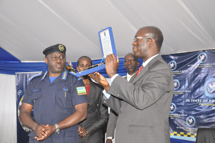 Minisitiri w'Intebe, Anastase Murekezi, yakiriye umudari Polisi y'igihugu yageneye Perezida Kagame. Iruhande rwe ni IGP Emmanuel Gasana ukuriye Polisi y'igihugu.