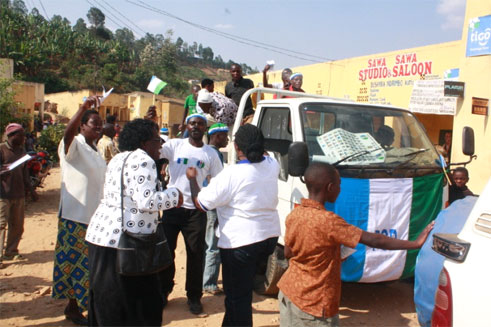 Aho banyuze bacinyaga umudiho hamwe n'abaturage