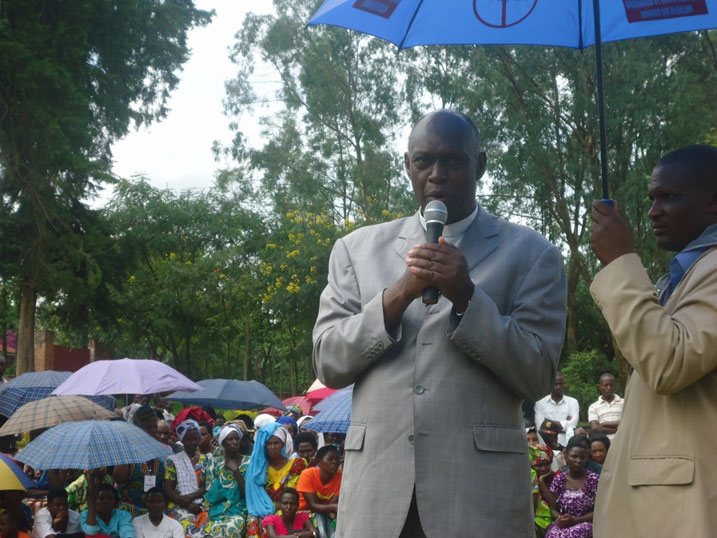 Padiri Ishimatata ufite abe bashyinguwe muri uru rwibutso avuga ko bakusanya ubushobozi bwabo bakubaka urwibutso rwemewe ariko ntirwimurwe i Remera.