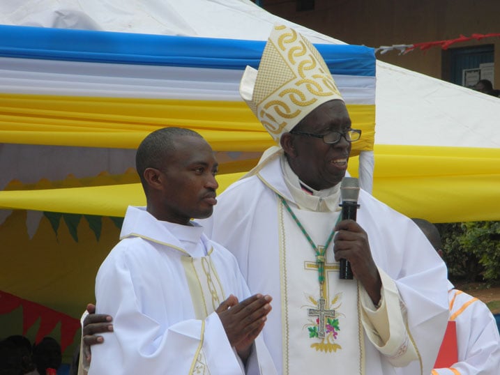 Padiri Mutabazi Fidele na Musenyeri Samaragde.