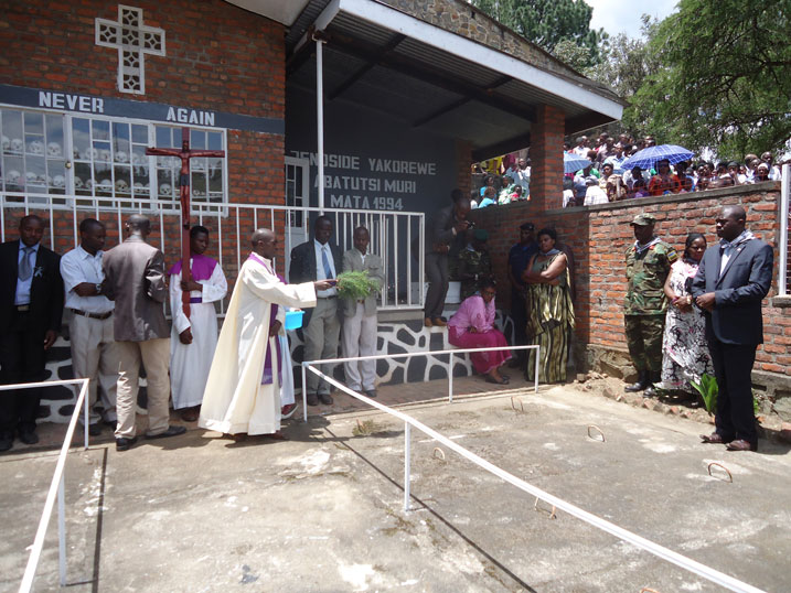 Padiri mukuru wa Paruwasi ya Mtagatifu Petero atera amazi y'umugisha ahashyinguwe imibiri y'inzirakarengane zishwe muri Jenoside.