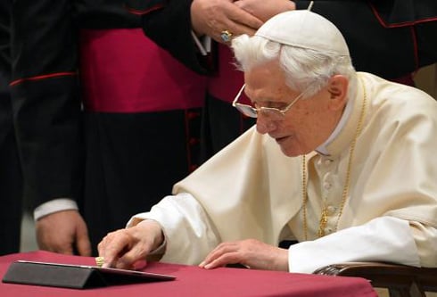 Papa Benedict XVI yandika ubutumwa kuri Twitter.
