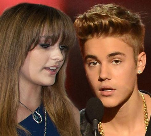 Paris Jackson (ibumoso), Justin Bieber (iburyo).