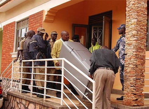 Polisi iri gusohora ibikoresho bya Reuben Mwebesa umugore yazanye kwa Pasitoro. 