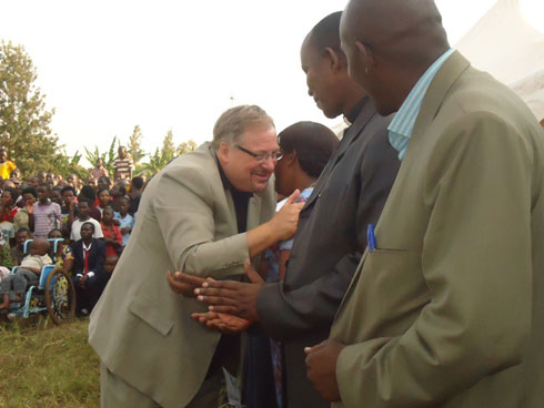 Pastor Rick Warren akigera aho igiterane cyabereye.