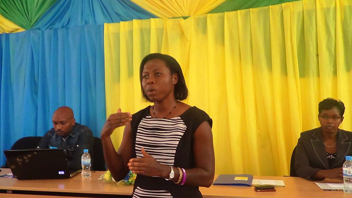 Paullette Uwingeneye, umukozi wa IJM, asobanurira abahagarariye amadini n'abakozi b'akarere ka Muhanga, uko bagiye gufatanya gukemura bimwe mu bibazo by'ihohoterwa ry'abana bari munsi y'imyaka 18.