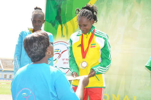 Minisitiri Mukaruliza ashyikiriza igihembo Umunya-Ethiopiyakazi wabaye uwa mbere mu rwego rw'abagore.