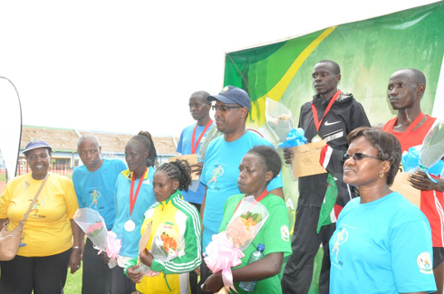 Minisitiri Mitali na Mukaruliza hamwe n'abegukanye ibihembo muri Marathon y'Amahoro ya Kigali.