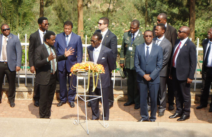Perezida w'igihugu cya Equatorial Guinea, Teodoro Obiang Nguema Mbasogo n'abamuherekeje basobanuriwe amateka ya Jenoside.