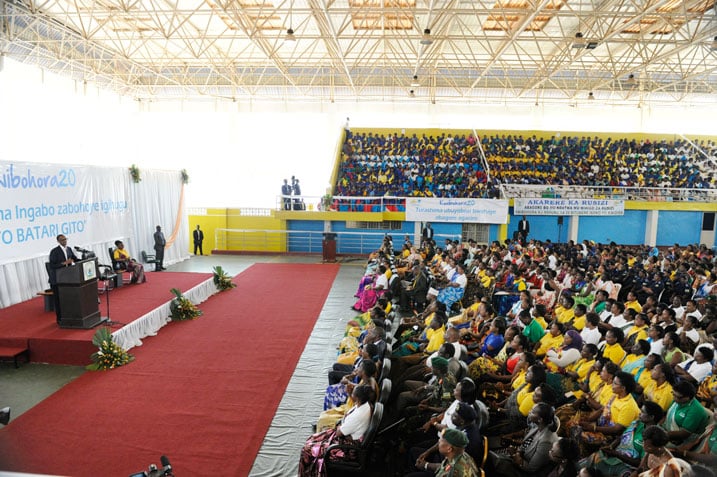 Abagore bahagarariye abandi mu gihugu bari babukereye baje gushimira Umukuru w'Igihugu n'Ingabo zabohoye u Rwanda.