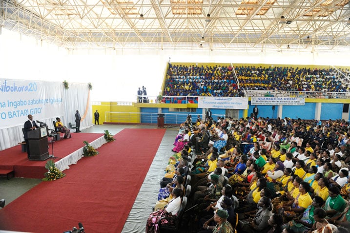 Abagore bahagarariye abandi mu gihugu bari babukereye baje gushimira Umukuru w