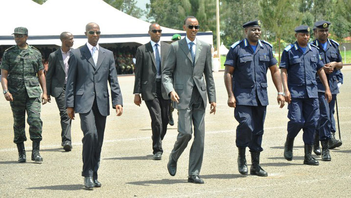 Aha perezida Paul Kagame yari ageze ageze i Gishari, asanganiye abapolisi basoje amahugurwa yo kubinjiza mu cyiciro cy'Aba-Ofisiye bato.