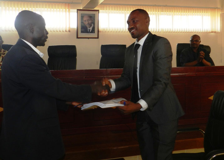 Perezida mushya wa Sunrise FC, Eng. Habanabakize Fabrice (iburyo) ubwo yaherezwaga ububasha bwo kuyiyobora tariki ya 11-07-2014. 