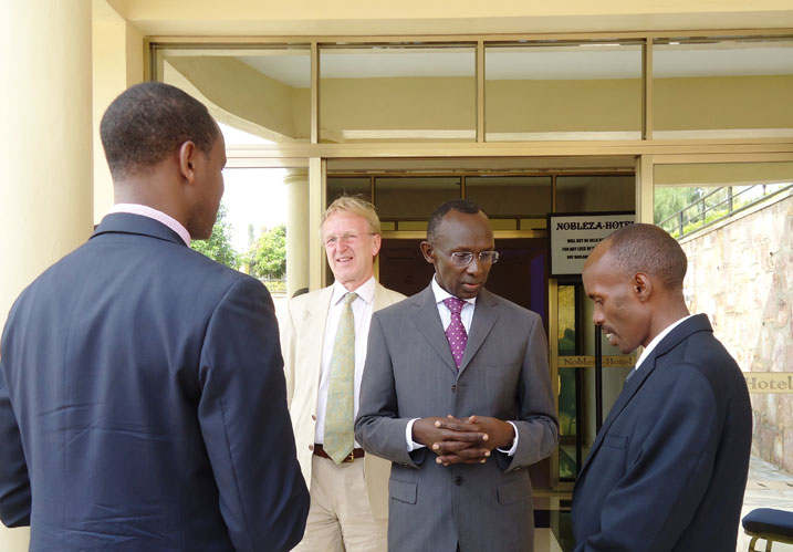 Perezida w'Urukiko rw'Ikirenga, abayobozi b'inkiko n'Umucamanza Nic Madge, mu mahugurwa y'abacamanza ku buryo bwo gushyira mu gaciro iyo bategeka kwishyura indishyi.