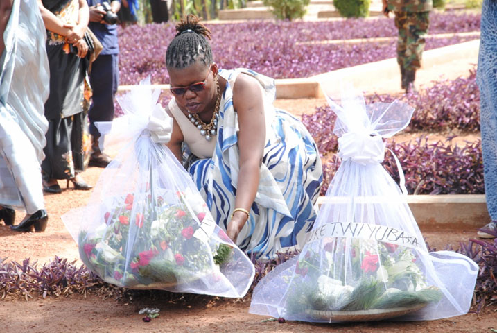 Perezida w'inama y'Igihugu y'abagore ku rwego rw'igihugu ashyira indabo ku mva z'aharuhukiye imibiri y'abazize Jenoside i Nyarubuye bashyinguye mu Rwibutso rwa Jenoside rwaho.