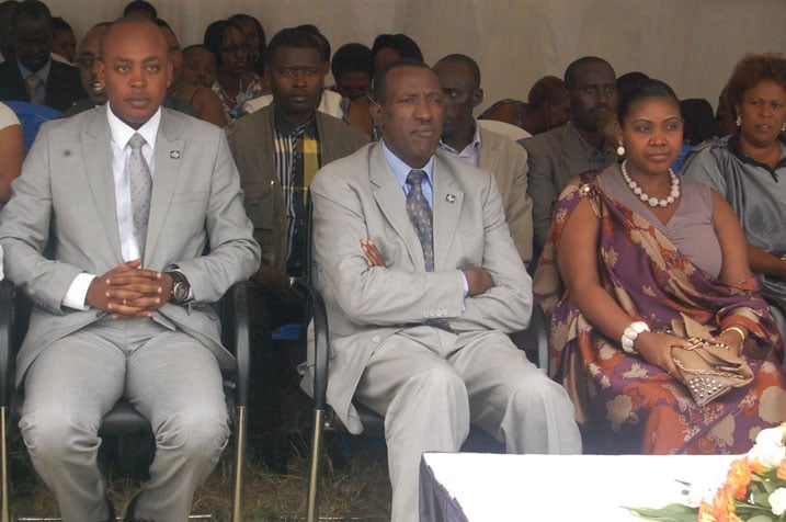 Perezida wa sena y'u Rwanda, Dr Ntawukuriryayo Jean Damascene (Hagati) yifatanyije n'Abanyakibirizi mu muhango wo kwibuka abagore barenga 350 bahiciwe muri Jenoside.