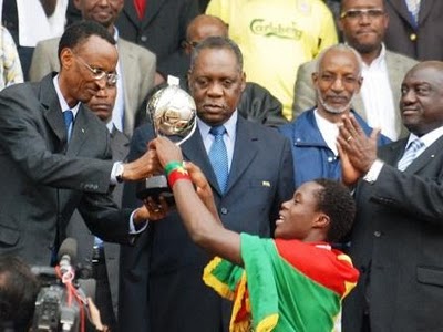 Perezida wa Repubulika Paul Kagame ari kumwe na Issa Hayatou bashyikiriza Burkina Faso U17 igikombe cya Afurika yari imaze kwegukana muri 2011.
