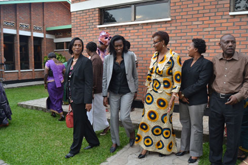 Perezidanti w'inteko umutwe w'abadepite (uwa gatatu uhereye iburyo) aganira na perezidanti mushya wa FFRP (ukurikiyeho).