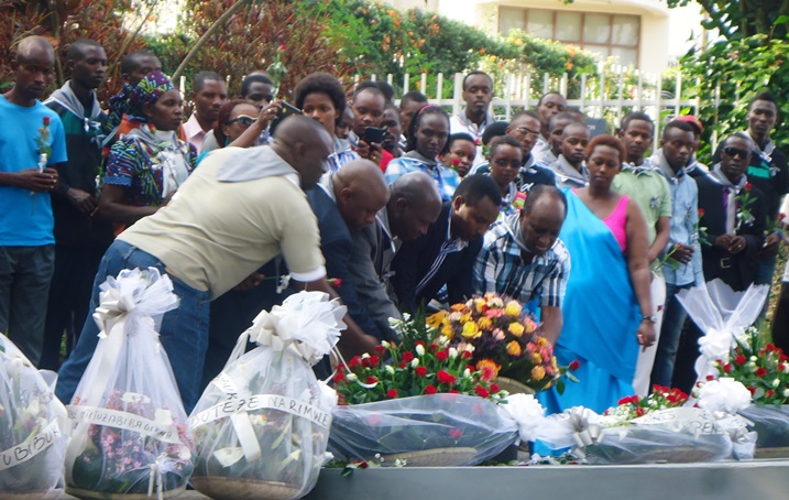 Abakozi ba Cercle Sportif bashyira indabo ku mva zishyinguwemo abantu ku rwibutso rwo ku Gisozi, kuri uyu wa gatanu tariki 27/6/2014.